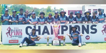കെസിഎ പിങ്ക് ട്വന്റി20 ക്രിക്കറ്റ് ജേതാക്കളായ പേള്‍സ് ടീം കിരീടവുമായി