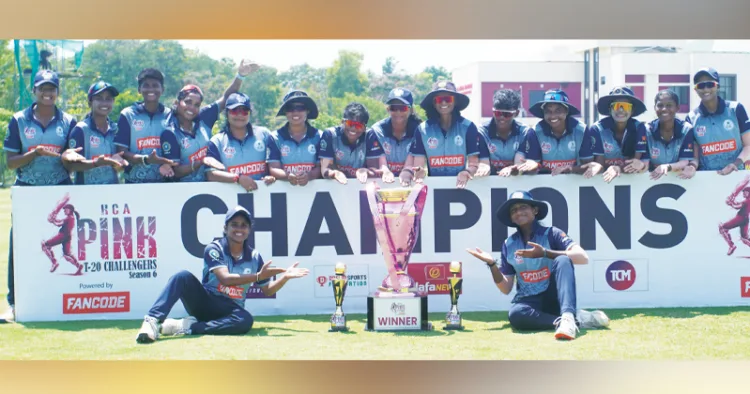 കെസിഎ പിങ്ക് ട്വന്റി20 ക്രിക്കറ്റ് ജേതാക്കളായ പേള്‍സ് ടീം കിരീടവുമായി