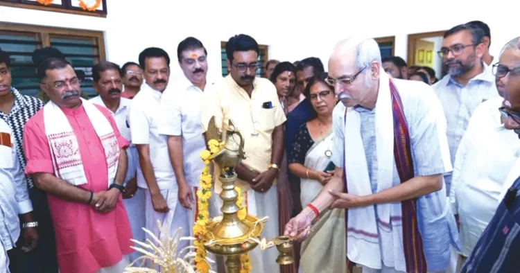 ആര്‍എസ്എസ് കോതമംഗലം ഖണ്ഡ് കാര്യാലയം അഖില ഭാരതീയ കുടുംബപ്രബോധന്‍ സംയോജക് പ്രൊഫ. രവീന്ദ്ര ജോഷി ഉദ്ഘാടനം ചെയ്യുന്നു. ഖണ്ഡ് സംഘചാലക് ഇ.എന്‍. നാരായണന്‍, മൂവാറ്റുപുഴ സംഘ ജില്ല സംഘചാലക് ഇ.വി. നാരായണന്‍, വി. വിശ്വരാജ് എന്നിവര്‍ സമീപം