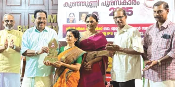 കുഞ്ഞുണ്ണി പുരസ്‌കാരം കഥാകാരന്‍ ജോര്‍ജ്ജ് ഓണക്കൂര്‍ സാഹിത്യകാരി ശ്രീകല ചിങ്ങോലിക്ക് നല്‍കുന്നു