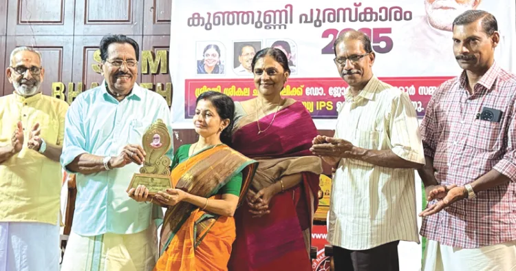 കുഞ്ഞുണ്ണി പുരസ്‌കാരം കഥാകാരന്‍ ജോര്‍ജ്ജ് ഓണക്കൂര്‍ സാഹിത്യകാരി ശ്രീകല ചിങ്ങോലിക്ക് നല്‍കുന്നു