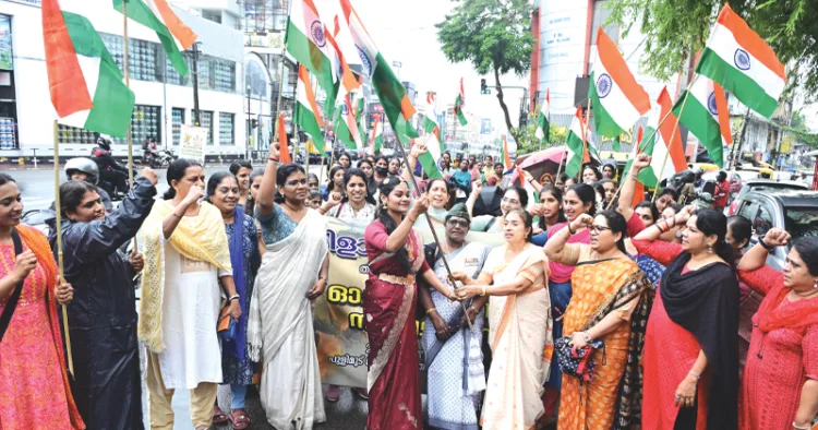 മഹിളാ സമന്വയവേദി തിരുവനന്തപുരം മഹാനഗറിന്റെ ആഭിമുഖ്യത്തില്‍ നടന്ന ഓപ്പറേഷന്‍ സിന്ദൂര്‍ സ്വാഭിമാന റാലി രക്തസാക്ഷി മണ്ഡപത്തില്‍ സമാപന ചടങ്ങില്‍ ലഫ്. കേണല്‍ ടി.പി. പൊന്നമ്മ ഉദ്ഘാടനം ചെയ്യുന്നു