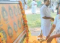 മരിക്കാത്ത ഓര്‍മ്മകള്‍.. 2003ലെ മാറാട് കൂട്ടക്കൊലയില്‍ കൊല്ലപ്പെട്ട പാണത്തിന്റകത്ത് ഗോപാലന്റെ ഭാര്യ പ്രമീള ബലിദാനികളുടെ ഛായാചിത്രത്തിന് മുന്നില്‍ പുഷ്പാര്‍ച്ചന ചെയ്യുന്നു
