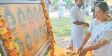 മരിക്കാത്ത ഓര്‍മ്മകള്‍.. 2003ലെ മാറാട് കൂട്ടക്കൊലയില്‍ കൊല്ലപ്പെട്ട പാണത്തിന്റകത്ത് ഗോപാലന്റെ ഭാര്യ പ്രമീള ബലിദാനികളുടെ ഛായാചിത്രത്തിന് മുന്നില്‍ പുഷ്പാര്‍ച്ചന ചെയ്യുന്നു