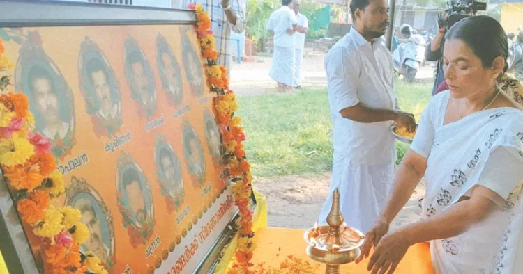 മരിക്കാത്ത ഓര്‍മ്മകള്‍.. 2003ലെ മാറാട് കൂട്ടക്കൊലയില്‍ കൊല്ലപ്പെട്ട പാണത്തിന്റകത്ത് ഗോപാലന്റെ ഭാര്യ പ്രമീള ബലിദാനികളുടെ ഛായാചിത്രത്തിന് മുന്നില്‍ പുഷ്പാര്‍ച്ചന ചെയ്യുന്നു