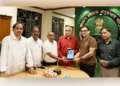 എം.ജി.എസിന്റെ ഡിജിറ്റല്‍ ചിത്രം ഐസിഎച്ച്ആറിന്റെ അധികാരികള്‍ക്ക് നല്‍കുന്നു