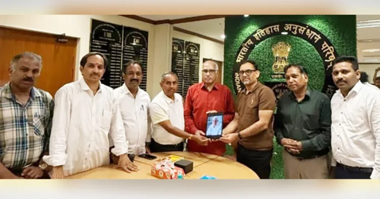 എം.ജി.എസിന്റെ ഡിജിറ്റല്‍ ചിത്രം ഐസിഎച്ച്ആറിന്റെ അധികാരികള്‍ക്ക് നല്‍കുന്നു