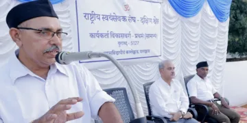 കല്ലേക്കാട് വ്യാസവിദ്യാപീഠത്തില്‍ നടന്ന ക്ഷേത്രീയ കാര്യകര്‍ത്താവികാസ് വര്‍ഗ് സമാപന പൊതുപരിപാടിയില്‍ ആര്‍എസ്എസ് ക്ഷേത്രീയ കാര്യവാഹ് എം. രാധാകൃഷ്ണന്‍ മുഖ്യപ്രഭാഷണം നടത്തുന്നു. എയര്‍ കമ്മഡോര്‍ സതീഷ് മേനോന്‍, വര്‍ഗ് സര്‍വാധികാരിയും മധുര വിഭാഗ് സംഘചാലകുമായ ബി. ശിവലിംഗം സമീപം