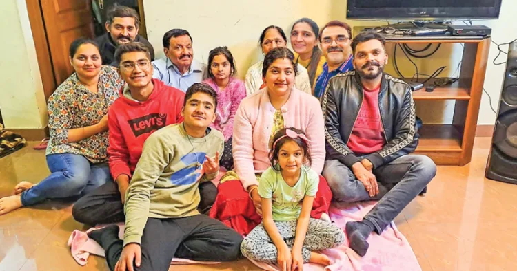 നഗിന്‍ദാസും കുടുംബവും ഊട്ടിയിലെ വീട്ടില്‍
