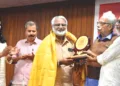 വിശ്വ സംവാദ കേന്ദ്രം ഭാരത് ടൂറിസ്റ്റ് ഹോമില്‍ സംഘടിപ്പിച്ച നാരദ ജയന്തി ആഘോഷത്തില്‍ പത്രപ്രവര്‍ത്തനരംഗത്ത് 50 വര്‍ഷം പൂര്‍ത്തിയാക്കുന്ന എം. രാജശേഖരപ്പണിക്കരെ ആര്‍. സഞ്ജയന്‍ ആദരിക്കുന്നു. ടി. സതീശന്‍, മേഘ ജോബി, എം.വി. ബെന്നി, കെ.എല്‍. മോഹനവര്‍മ്മ സമീപം