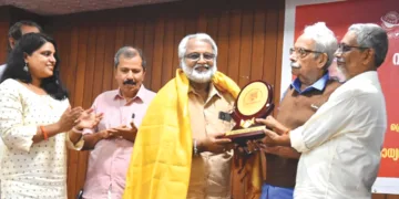 വിശ്വ സംവാദ കേന്ദ്രം ഭാരത് ടൂറിസ്റ്റ് ഹോമില്‍ സംഘടിപ്പിച്ച നാരദ ജയന്തി ആഘോഷത്തില്‍ പത്രപ്രവര്‍ത്തനരംഗത്ത് 50 വര്‍ഷം പൂര്‍ത്തിയാക്കുന്ന എം. രാജശേഖരപ്പണിക്കരെ ആര്‍. സഞ്ജയന്‍ ആദരിക്കുന്നു. ടി. സതീശന്‍, മേഘ ജോബി, എം.വി. ബെന്നി, കെ.എല്‍. മോഹനവര്‍മ്മ സമീപം