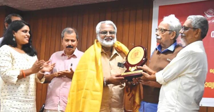 വിശ്വ സംവാദ കേന്ദ്രം ഭാരത് ടൂറിസ്റ്റ് ഹോമില്‍ സംഘടിപ്പിച്ച നാരദ ജയന്തി ആഘോഷത്തില്‍ പത്രപ്രവര്‍ത്തനരംഗത്ത് 50 വര്‍ഷം പൂര്‍ത്തിയാക്കുന്ന എം. രാജശേഖരപ്പണിക്കരെ ആര്‍. സഞ്ജയന്‍ ആദരിക്കുന്നു. ടി. സതീശന്‍, മേഘ ജോബി, എം.വി. ബെന്നി, കെ.എല്‍. മോഹനവര്‍മ്മ സമീപം