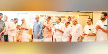 നവതി ആഘോഷിക്കുന്ന മുതിര്‍ന്ന ബിജെപി നേതാവ് കെ. രാമന്‍പിള്ളയെ തിരുവനന്തപുരം സൗത്ത് പാര്‍ക്ക് ഹോട്ടലില്‍ സംഘടിപ്പിച്ച അനുമോദന ചടങ്ങില്‍ ഗോവ ഗവര്‍ണര്‍ പി.എസ്. ശ്രീധരന്‍ പിള്ള ആദരിക്കുന്നു. പി. അശോക്കുമാര്‍, ഡോ. ടി.പി. ശങ്കരന്‍കുട്ടി നായര്‍, രാജീവ് ചന്ദ്രശേഖര്‍, എ. സമ്പത്ത്, ഡോ. ജോര്‍ജ്ജ് ഓണക്കൂര്‍, ജോസഫ് എം. പുതുശ്ശേരി, എ. ശിവന്‍പിള്ള, ഒ. രാജഗോപാല്‍, പ്രൊഫ. ബാലകൃഷ്ണക്കുറുപ്പ്, കരമന ജയന്‍ തുടങ്ങിയവര്‍ സമീപം