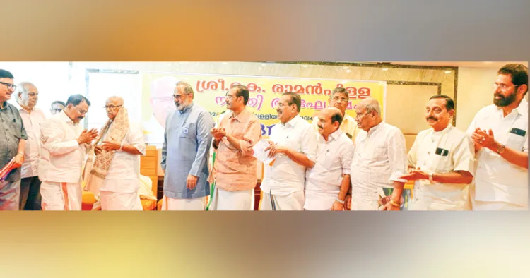 നവതി ആഘോഷിക്കുന്ന മുതിര്‍ന്ന ബിജെപി നേതാവ് കെ. രാമന്‍പിള്ളയെ തിരുവനന്തപുരം സൗത്ത് പാര്‍ക്ക് ഹോട്ടലില്‍ സംഘടിപ്പിച്ച അനുമോദന ചടങ്ങില്‍ ഗോവ ഗവര്‍ണര്‍ പി.എസ്. ശ്രീധരന്‍ പിള്ള ആദരിക്കുന്നു. പി. അശോക്കുമാര്‍, ഡോ. ടി.പി. ശങ്കരന്‍കുട്ടി നായര്‍, രാജീവ് ചന്ദ്രശേഖര്‍, എ. സമ്പത്ത്, ഡോ. ജോര്‍ജ്ജ് ഓണക്കൂര്‍, ജോസഫ് എം. പുതുശ്ശേരി, എ. ശിവന്‍പിള്ള, ഒ. രാജഗോപാല്‍, പ്രൊഫ. ബാലകൃഷ്ണക്കുറുപ്പ്, കരമന ജയന്‍ തുടങ്ങിയവര്‍ സമീപം
