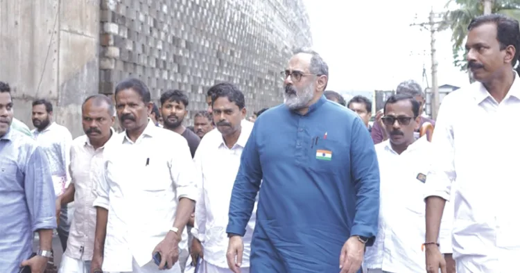 കൂരിയാട് തകര്‍ന്ന ദേശീയപാത ബിജെപി സംസ്ഥാന അദ്ധ്യക്ഷന്‍ രാജീവ് ചന്ദ്രശേഖര്‍ സന്ദര്‍ശിച്ചപ്പോള്‍
