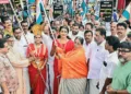 മാവേലിക്കര പുന്നമൂട് സാം ഏബ്രഹാമിന്റെ സ്മൃതിമണ്ഡപത്തില്‍ നിന്ന് ആരംഭിച്ച ത്രിവര്‍ണ സ്വാഭിമാന യാത്ര 2018ല്‍ കശ്മീരില്‍ പാക് വെടിവെപ്പില്‍ വീരമൃത്യു വരിച്ച ധീര ജവാന്‍ സാം ഏബ്രഹാമിന്റെ അമ്മ സാറാമ്മ ഏബ്രഹാം, സിറോ മലങ്കര കത്തോലിക്കാ സഭ മാവേലിക്കര ഭദ്രാസനം മുന്‍ വികാരി ജനറല്‍ യുഹാനോന്‍ പുത്തന്‍വീട്ടില്‍ റമ്പാന്‍ എന്നിവര്‍ ദേശീയ പതാക കൈമാറി ഉദ്ഘാടനം ചെയ്യുന്നു. നാടകകൃത്ത് ഫ്രാന്‍സിസ് ടി. മാവേലിക്കര, തിരക്കഥാകൃത്ത് പ്രവീണ്‍ ഇറവങ്കര, ബിജെപി നേതാക്കളായ സന്ദീപ് വാചസ്പതി, എന്‍. ഹരി, കെ. സോമന്‍, എം.വി. ഗോപകുമാര്‍, ബി. കൃഷ്ണകുമാര്‍ തുടങ്ങിയവര്‍ സമീപം
