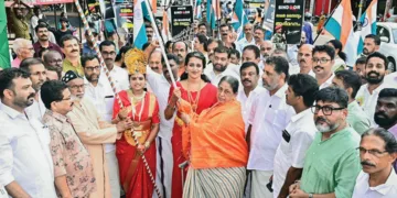 മാവേലിക്കര പുന്നമൂട് സാം ഏബ്രഹാമിന്റെ സ്മൃതിമണ്ഡപത്തില്‍ നിന്ന് ആരംഭിച്ച ത്രിവര്‍ണ സ്വാഭിമാന യാത്ര 2018ല്‍ കശ്മീരില്‍ പാക് വെടിവെപ്പില്‍ വീരമൃത്യു വരിച്ച ധീര ജവാന്‍ സാം ഏബ്രഹാമിന്റെ അമ്മ സാറാമ്മ ഏബ്രഹാം, സിറോ മലങ്കര കത്തോലിക്കാ സഭ മാവേലിക്കര ഭദ്രാസനം മുന്‍ വികാരി ജനറല്‍ യുഹാനോന്‍ പുത്തന്‍വീട്ടില്‍ റമ്പാന്‍ എന്നിവര്‍ ദേശീയ പതാക കൈമാറി ഉദ്ഘാടനം ചെയ്യുന്നു. നാടകകൃത്ത് ഫ്രാന്‍സിസ് ടി. മാവേലിക്കര, തിരക്കഥാകൃത്ത് പ്രവീണ്‍ ഇറവങ്കര, ബിജെപി നേതാക്കളായ സന്ദീപ് വാചസ്പതി, എന്‍. ഹരി, കെ. സോമന്‍, എം.വി. ഗോപകുമാര്‍, ബി. കൃഷ്ണകുമാര്‍ തുടങ്ങിയവര്‍ സമീപം