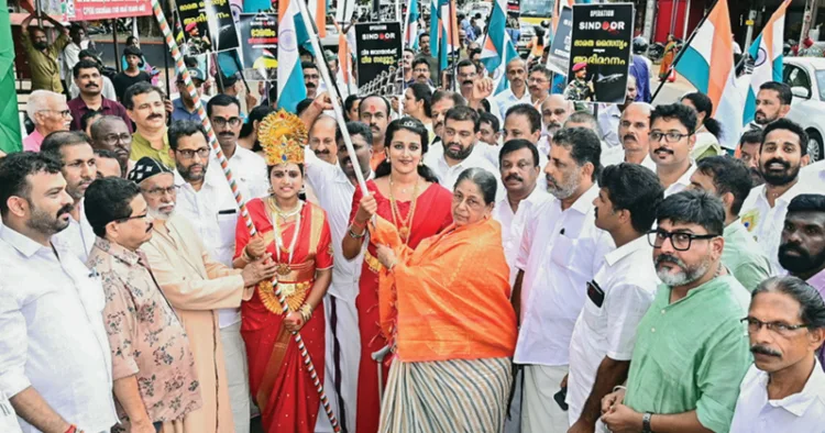 മാവേലിക്കര പുന്നമൂട് സാം ഏബ്രഹാമിന്റെ സ്മൃതിമണ്ഡപത്തില്‍ നിന്ന് ആരംഭിച്ച ത്രിവര്‍ണ സ്വാഭിമാന യാത്ര 2018ല്‍ കശ്മീരില്‍ പാക് വെടിവെപ്പില്‍ വീരമൃത്യു വരിച്ച ധീര ജവാന്‍ സാം ഏബ്രഹാമിന്റെ അമ്മ സാറാമ്മ ഏബ്രഹാം, സിറോ മലങ്കര കത്തോലിക്കാ സഭ മാവേലിക്കര ഭദ്രാസനം മുന്‍ വികാരി ജനറല്‍ യുഹാനോന്‍ പുത്തന്‍വീട്ടില്‍ റമ്പാന്‍ എന്നിവര്‍ ദേശീയ പതാക കൈമാറി ഉദ്ഘാടനം ചെയ്യുന്നു. നാടകകൃത്ത് ഫ്രാന്‍സിസ് ടി. മാവേലിക്കര, തിരക്കഥാകൃത്ത് പ്രവീണ്‍ ഇറവങ്കര, ബിജെപി നേതാക്കളായ സന്ദീപ് വാചസ്പതി, എന്‍. ഹരി, കെ. സോമന്‍, എം.വി. ഗോപകുമാര്‍, ബി. കൃഷ്ണകുമാര്‍ തുടങ്ങിയവര്‍ സമീപം