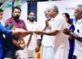 രാഷ്ട്രീയ സ്വയം സേവക സംഘം ദക്ഷിണ പ്രാന്ത സംഘചാലക് പ്രൊഫ: എം.എസ് രമേശന്‍  പുതിയ വീടിന്റെ താക്കോല്‍ കുടുംബത്തിന് കൈമാറുന്നു