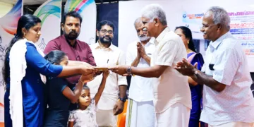 രാഷ്ട്രീയ സ്വയം സേവക സംഘം ദക്ഷിണ പ്രാന്ത സംഘചാലക് പ്രൊഫ: എം.എസ് രമേശന്‍  പുതിയ വീടിന്റെ താക്കോല്‍ കുടുംബത്തിന് കൈമാറുന്നു
