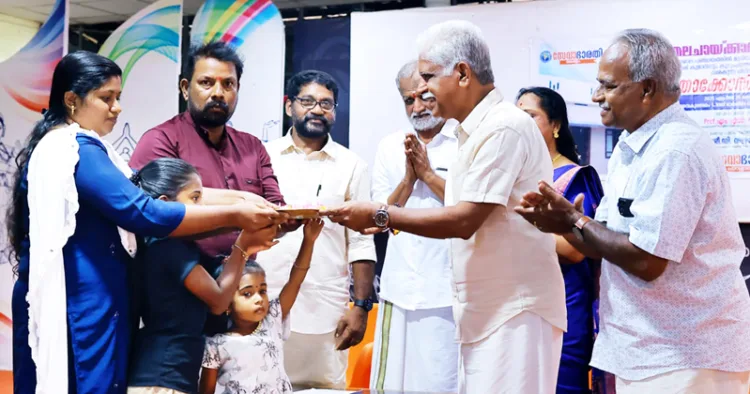 രാഷ്ട്രീയ സ്വയം സേവക സംഘം ദക്ഷിണ പ്രാന്ത സംഘചാലക് പ്രൊഫ: എം.എസ് രമേശന്‍  പുതിയ വീടിന്റെ താക്കോല്‍ കുടുംബത്തിന് കൈമാറുന്നു