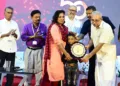 കുട്ടി കര്‍ഷകന്‍ നീല്‍ നിരഞ്ജന്‍ അഹമ്മദ് ഷായും അമ്മ രജീനാ ബീവിയും ജന്മഭൂമി മാനേജിങ് ഡയറക്ടര്‍ എം. രാധാകൃഷ്ണനില്‍ നിന്നും ഉപഹാരം സ്വീകരിക്കുന്നു