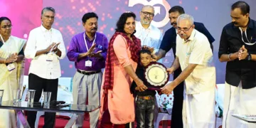 കുട്ടി കര്‍ഷകന്‍ നീല്‍ നിരഞ്ജന്‍ അഹമ്മദ് ഷായും അമ്മ രജീനാ ബീവിയും ജന്മഭൂമി മാനേജിങ് ഡയറക്ടര്‍ എം. രാധാകൃഷ്ണനില്‍ നിന്നും ഉപഹാരം സ്വീകരിക്കുന്നു