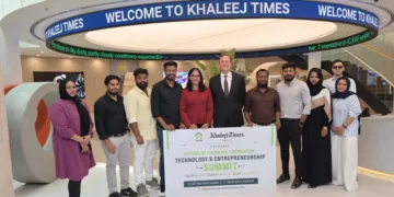 ഖലീജ് ടൈംസ്  സി ഇ ഒ  ചാൾസ് യാഡ്‌ലിയോടൊപ്പം ടാൽറോപ് ടീം