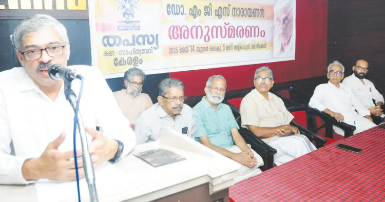 തപസ്യ കലാ-സാഹിത്യ വേദി സംഘടിപ്പിച്ച ഡോ. എം.ജി.എസ്. നാരായണന്‍ അനുസ്മരണ സമ്മേളനം കാലിക്കറ്റ് സര്‍വകലാശാല വൈസ് ചാന്‍സലര്‍ ഡോ. പി. രവീന്ദ്രന്‍ ഉദ്ഘാടനം ചെയ്യുന്നു