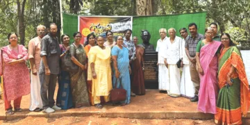 കോഴിക്കോട് ജില്ലാ വിദ്യാഭ്യാസ പരിശീലന സ്ഥാപനമായ വടകരയിലെ ഡയറ്റില്‍ തുഞ്ചത്ത് എഴുത്തച്ഛന്റെ പ്രതിമ സ്ഥാപിച്ചപ്പോള്‍