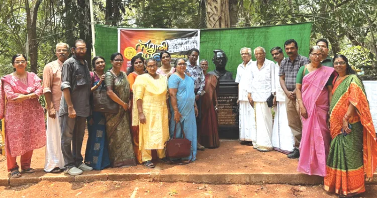 കോഴിക്കോട് ജില്ലാ വിദ്യാഭ്യാസ പരിശീലന സ്ഥാപനമായ വടകരയിലെ ഡയറ്റില്‍ തുഞ്ചത്ത് എഴുത്തച്ഛന്റെ പ്രതിമ സ്ഥാപിച്ചപ്പോള്‍