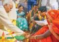 ഡോ. മോഹന്‍ ഭാഗവത് രാജ്‌വന്തിയുടെയും അമാന്റെയും കാലുകള്‍ കഴുകി പൂക്കള്‍ അര്‍പ്പിക്കുന്നു