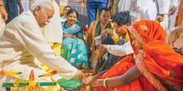 ഡോ. മോഹന്‍ ഭാഗവത് രാജ്‌വന്തിയുടെയും അമാന്റെയും കാലുകള്‍ കഴുകി പൂക്കള്‍ അര്‍പ്പിക്കുന്നു