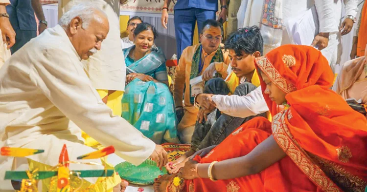 ഡോ. മോഹന്‍ ഭാഗവത് രാജ്‌വന്തിയുടെയും അമാന്റെയും കാലുകള്‍ കഴുകി പൂക്കള്‍ അര്‍പ്പിക്കുന്നു