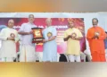 കോഴിക്കോട് ചിന്മയാഞ്ജലി ഓഡിറ്റോറിയത്തില്‍ നടന്ന വിശ്വസംസ്‌കൃത പ്രതിഷ്ഠാനം സംസ്ഥാന സമ്മേളനത്തില്‍ പ്രൊഫ. കെ.വി. വാസുദേവന് ഗവര്‍ണര്‍ രാജേന്ദ്ര വിശ്വനാഥ് ആര്‍ലേക്കര്‍ പണ്ഡിതരത്‌ന പുരസ്‌കാരം സമര്‍പ്പിക്കുന്നു