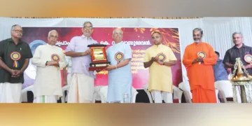 കോഴിക്കോട് ചിന്മയാഞ്ജലി ഓഡിറ്റോറിയത്തില്‍ നടന്ന വിശ്വസംസ്‌കൃത പ്രതിഷ്ഠാനം സംസ്ഥാന സമ്മേളനത്തില്‍ പ്രൊഫ. കെ.വി. വാസുദേവന് ഗവര്‍ണര്‍ രാജേന്ദ്ര വിശ്വനാഥ് ആര്‍ലേക്കര്‍ പണ്ഡിതരത്‌ന പുരസ്‌കാരം സമര്‍പ്പിക്കുന്നു