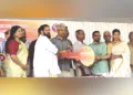 വയനാട് ദുരന്തത്തില്‍ എല്ലാം നഷ്ടപ്പെട്ടവര്‍ക്കുള്ള ശങ്കര ഭവന പദ്ധതിയില്‍ ആദ്യത്തെ വീടിന്റെ താക്കോല്‍ യോഗക്ഷേമസഭ സംസ്ഥാന പ്രസിഡന്റ് അക്കീരമണ്‍ കാളിദാസ ഭട്ടതിരി കൈമാറുന്നു