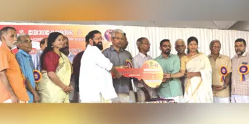 വയനാട് ദുരന്തത്തില്‍ എല്ലാം നഷ്ടപ്പെട്ടവര്‍ക്കുള്ള ശങ്കര ഭവന പദ്ധതിയില്‍ ആദ്യത്തെ വീടിന്റെ താക്കോല്‍ യോഗക്ഷേമസഭ സംസ്ഥാന പ്രസിഡന്റ് അക്കീരമണ്‍ കാളിദാസ ഭട്ടതിരി കൈമാറുന്നു