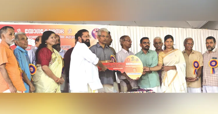 വയനാട് ദുരന്തത്തില്‍ എല്ലാം നഷ്ടപ്പെട്ടവര്‍ക്കുള്ള ശങ്കര ഭവന പദ്ധതിയില്‍ ആദ്യത്തെ വീടിന്റെ താക്കോല്‍ യോഗക്ഷേമസഭ സംസ്ഥാന പ്രസിഡന്റ് അക്കീരമണ്‍ കാളിദാസ ഭട്ടതിരി കൈമാറുന്നു