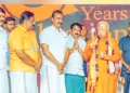 കോയമ്പത്തൂര്‍ പേരൂര്‍ ആധീനം ശാന്തലിംഗ രാമസ്വാമി അഡിഗളരുടെ ശതാബ്ദി ആഘോഷത്തില്‍ പങ്കെടുക്കാനെത്തിയ ആര്‍എസ്എസ് സര്‍സംഘചാലക് ഡോ. മോഹന്‍ ഭാഗവതിനെ വേല്‍ നല്‍കി ആദരിക്കുന്നു