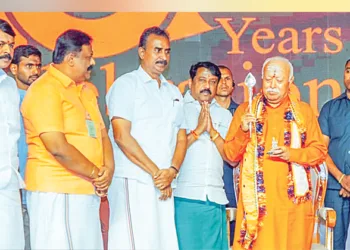 കോയമ്പത്തൂര്‍ പേരൂര്‍ ആധീനം ശാന്തലിംഗ രാമസ്വാമി അഡിഗളരുടെ ശതാബ്ദി ആഘോഷത്തില്‍ പങ്കെടുക്കാനെത്തിയ ആര്‍എസ്എസ് സര്‍സംഘചാലക് ഡോ. മോഹന്‍ ഭാഗവതിനെ വേല്‍ നല്‍കി ആദരിക്കുന്നു