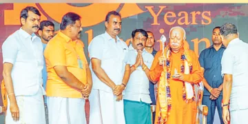 കോയമ്പത്തൂര്‍ പേരൂര്‍ ആധീനം ശാന്തലിംഗ രാമസ്വാമി അഡിഗളരുടെ ശതാബ്ദി ആഘോഷത്തില്‍ പങ്കെടുക്കാനെത്തിയ ആര്‍എസ്എസ് സര്‍സംഘചാലക് ഡോ. മോഹന്‍ ഭാഗവതിനെ വേല്‍ നല്‍കി ആദരിക്കുന്നു