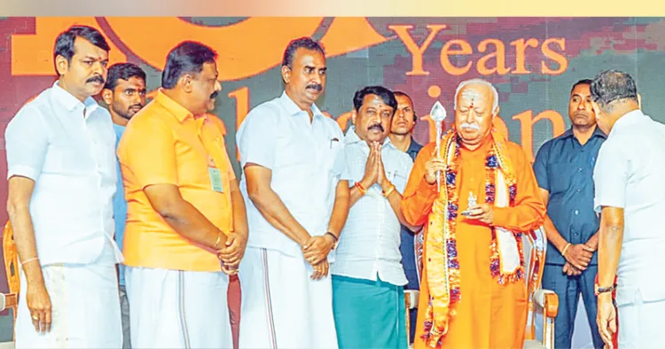 കോയമ്പത്തൂര്‍ പേരൂര്‍ ആധീനം ശാന്തലിംഗ രാമസ്വാമി അഡിഗളരുടെ ശതാബ്ദി ആഘോഷത്തില്‍ പങ്കെടുക്കാനെത്തിയ ആര്‍എസ്എസ് സര്‍സംഘചാലക് ഡോ. മോഹന്‍ ഭാഗവതിനെ വേല്‍ നല്‍കി ആദരിക്കുന്നു