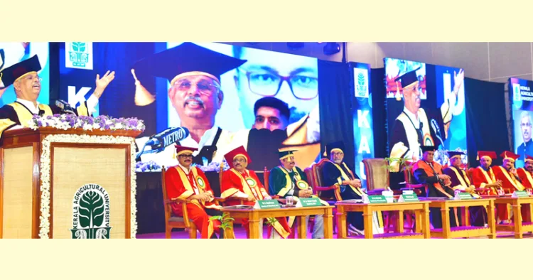 കേരള കാര്‍ഷിക സര്‍വകലാശാല ബിരുദദാനച്ചടങ്ങില്‍ ഗവര്‍ണര്‍ രാജേന്ദ്ര വിശ്വനാഥ ആര്‍ലേക്കര്‍ സംസാരിക്കുന്നു