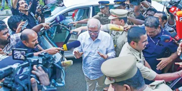 സെനറ്റ് ഹാളിലേക്ക് എത്തുന്ന ഗവര്‍ണര്‍ രാജേന്ദ്ര വിശ്വനാഥ് ആര്‍ലേക്കര്‍