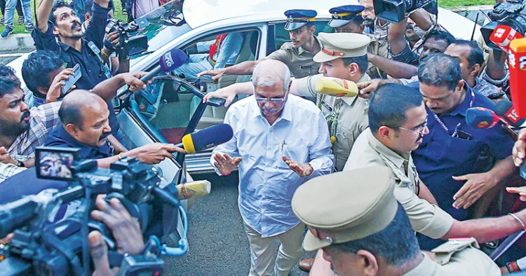 സെനറ്റ് ഹാളിലേക്ക് എത്തുന്ന ഗവര്ണര് രാജേന്ദ്ര വിശ്വനാഥ് ആര്ലേക്കര്