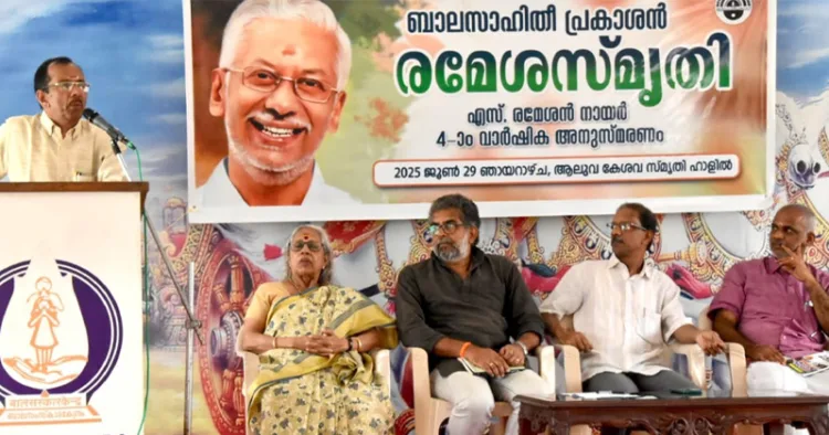 ആലുവ കേശവസ്മൃതി ഹാളില്‍ ബാലസാഹിതീ പ്രകാശന്‍ സംഘടിപ്പിച്ച മഹാകവി എസ്. രമേശന്‍ നായര്‍ അനുസ്മരണ സമ്മേളനം രമേശസ്മൃതി ഉദ്ഘാടനം ചെയ്ത് കവി ഐ.എസ്. കുണ്ടൂര്‍ സംസാരിക്കുന്നു. കവി പത്‌നി രമ, കാവാലം ശശികുമാര്‍, ഗോപി പുതുക്കോട്, പ്രസന്നന്‍ മാസ്റ്റര്‍ സമീപം