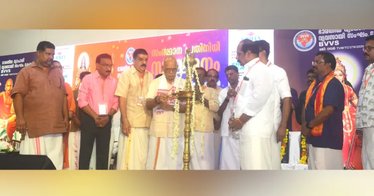 കോട്ടയത്ത് ഭാരതീയ വ്യാപാരി വ്യവസായി സംഘത്തിന്റെ അഞ്ചാമത് സംസ്ഥാന പ്രതിനിധി സമ്മേളനം ആര്‍എസ്എസ് മുതിര്‍ന്ന പ്രചാരകന്‍ എസ്. സേതുമാധവന്‍ ഉദ്ഘാടനം ചെയ്യുന്നു