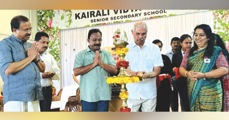 മന്‍ കീ ബാത്ത് അധിഷ്ഠിത ക്വിസ് മത്സരത്തില്‍ വിജയികളായ വിദ്യാര്‍ത്ഥികള്‍ക്ക് നെടുമങ്ങാട് അമൃത കൈരളി 
വിദ്യാഭവനില്‍ സംഘടിപ്പിച്ച അനുമോദന സദസ് ഗവര്‍ണര്‍ രാജേന്ദ വിശ്വനാഥ് ആര്‍ലേക്കര്‍ ഉദ്ഘാടനം ചെയ്യുന്നു