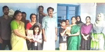ഡോ. സംഗീത് രവീന്ദ്രന്റെ പുസ്തകം മക്കളായ സൂര്യനാരായണന്‍, സരയു എന്നിവര്‍ പ്രധാന അദ്ധ്യാപകരായ മിനി രവീന്ദ്രനും ബിന്ദുവിനും നല്‍കി പ്രകാശനം ചെയ്യുന്നു